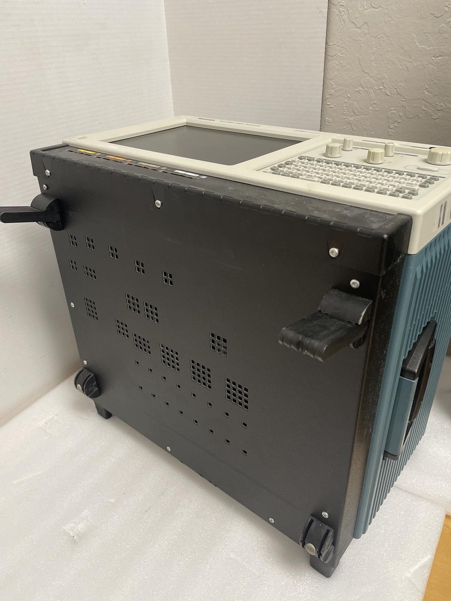 TEKTRONIX TLA 622 TLA622 LOGIC ANALYZER 68 CHANNELS W/ MAGNIVU