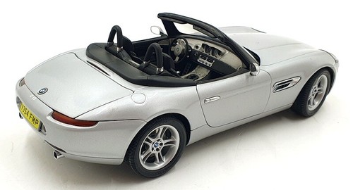 Autoart 1/18 Scale 80 43 9 411 731 - BMW Z8 - Silver - Picture 2 of 5