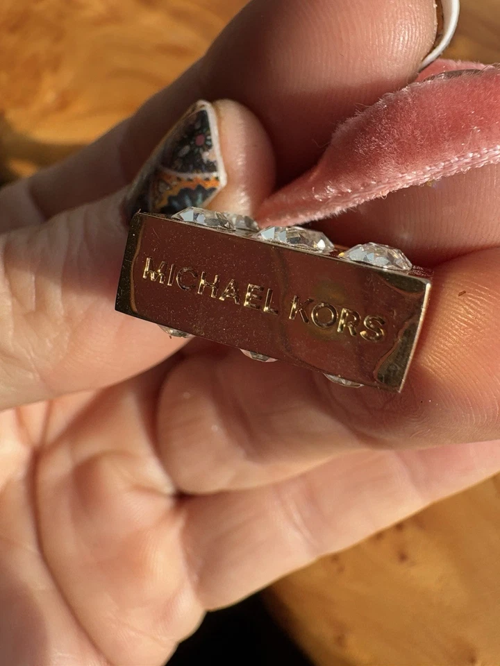 COLLAR DE TERCIOPELO ROSA MICHAEL KORS CON COLGANTE CON DIJE DE BOTELLA DE PERFUME Foto 4 de 4