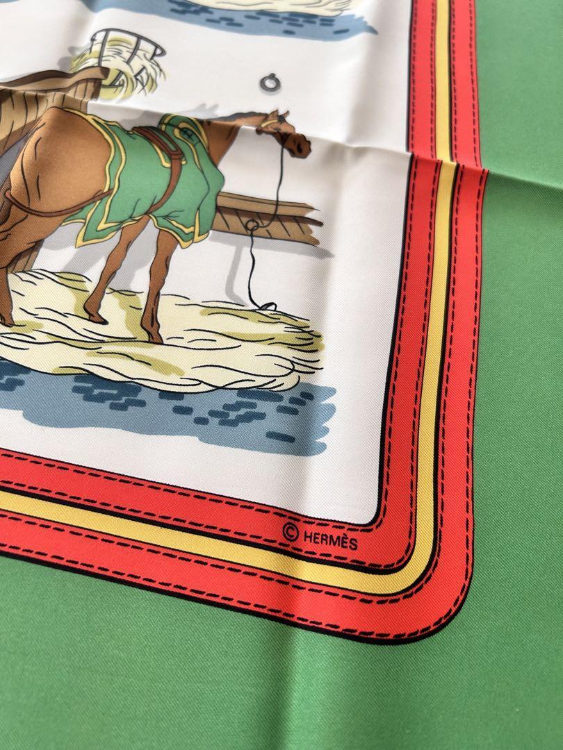 Carré Hermès 90 En Mousseline De Soie - Motif écurie/couvertures - Occasion Avec Défauts