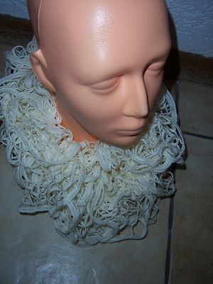 Loop mit Rüschen handgestrickt mit Network 2 natur Wolle Polyacryl 
