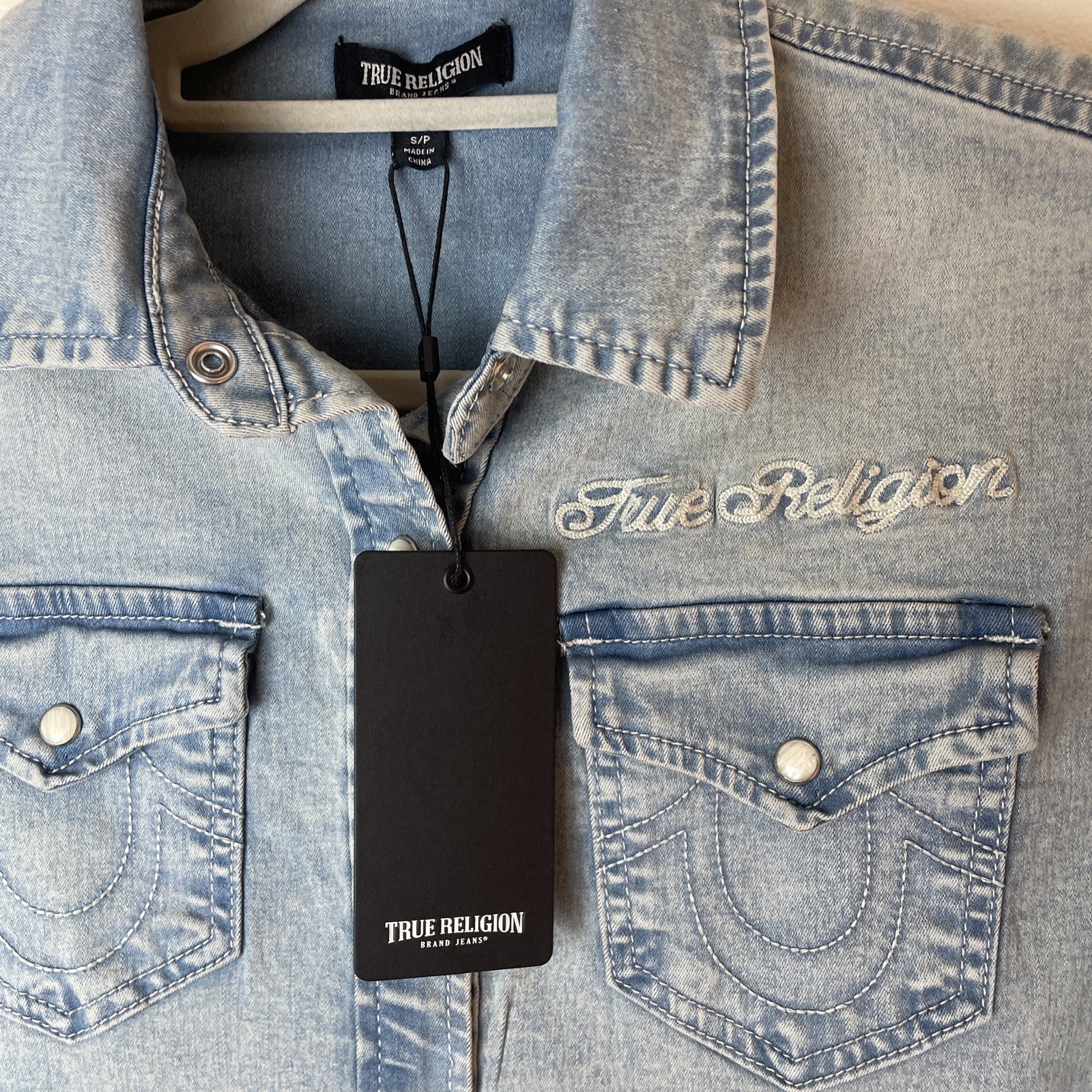 True Religion Women’s Light Bliss Wash Logo Georgia LS Denim Shirt S  RRP $149 image 4