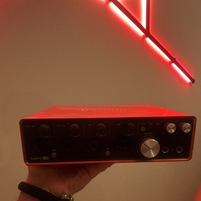 Focusrite Scarlett 18i8 USB-Audioschnittstelle Desktop mit S/PDIF & Kopfhörer