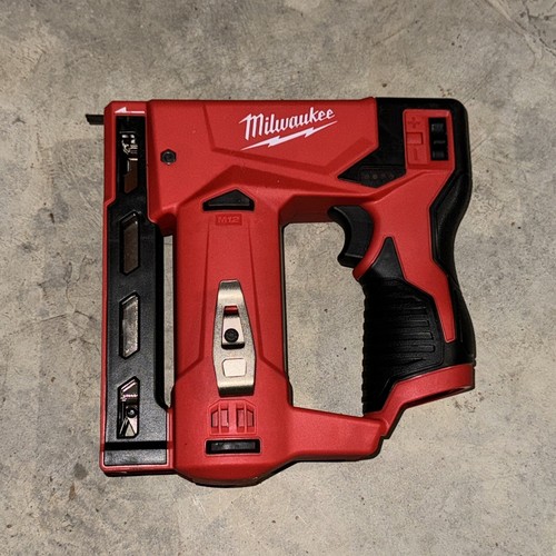 Milwaukee 2447-20 M12 Crown Stapler - 3/8in - Nexlar E-Commerce - Foto 13