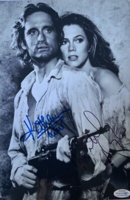 Michael Douglas & Kathleen Turner signed 12x8 Foto UACC RACC Händler ACOA