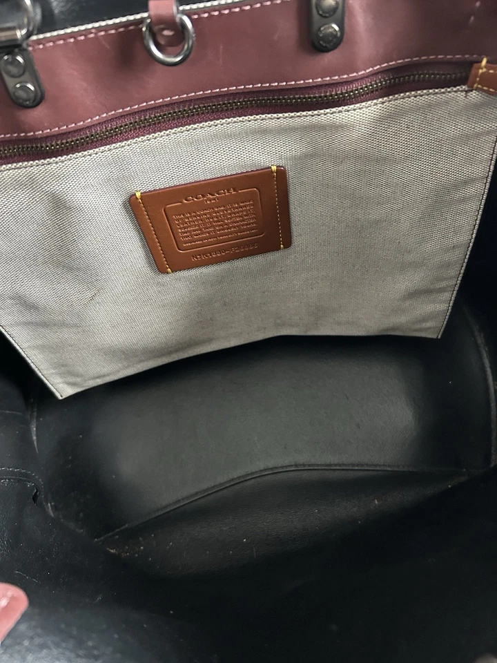 Bolso Coach Rogue con asa superior Burdeos Foto 2 de 4