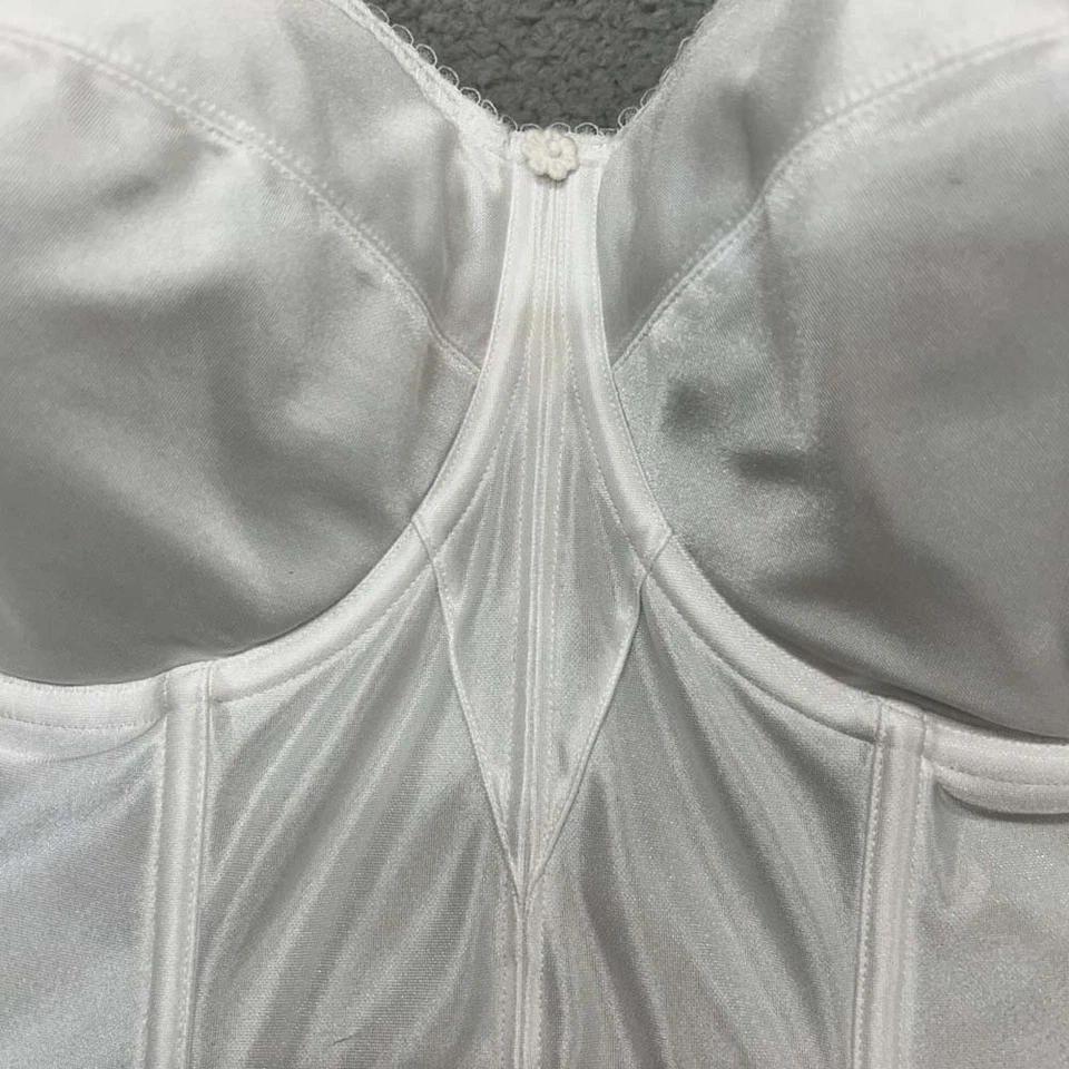 Dominique 紧身胸衣 长线文胸 内衣 新娘 白色 尺寸 44DD 紧身胸衣 — 第 4/4 张图片