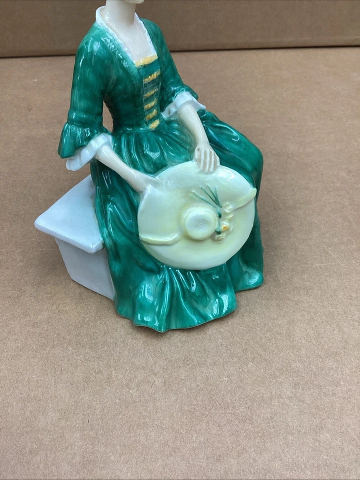 Royal Doulton "A LADY FROM WILLIAMSBURG"  #HN 2228 Bone China Figurine - Image 4 of 4