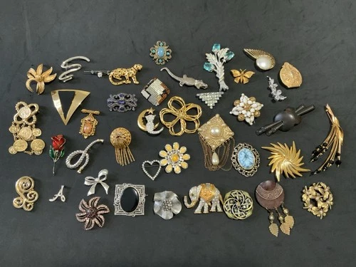 Vintage To Modern Costume Jewelry Pin Brooch Lot 40 Pieces