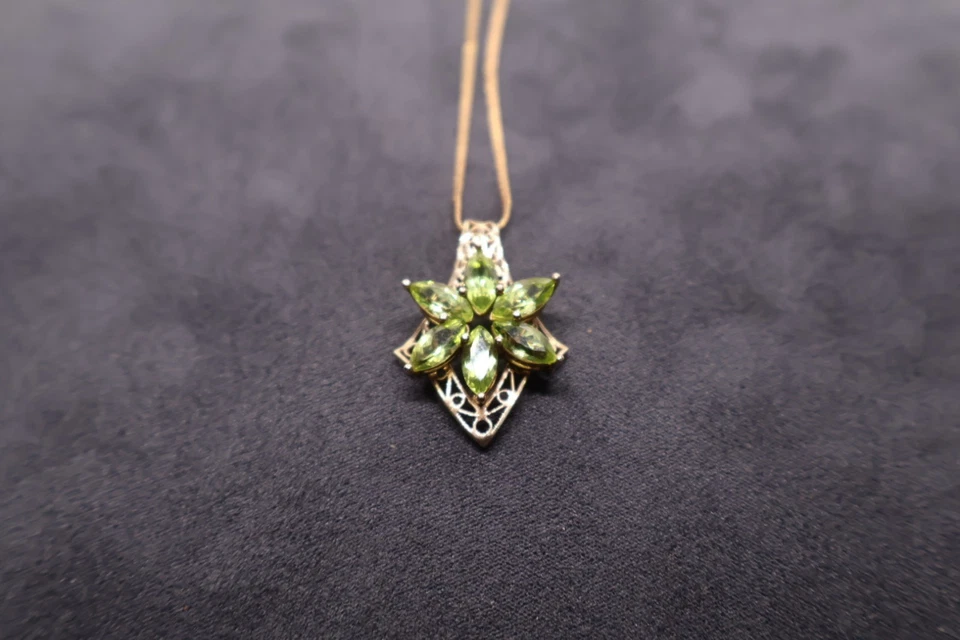10ct Gold Peridot Necklace - Image 2 of 4