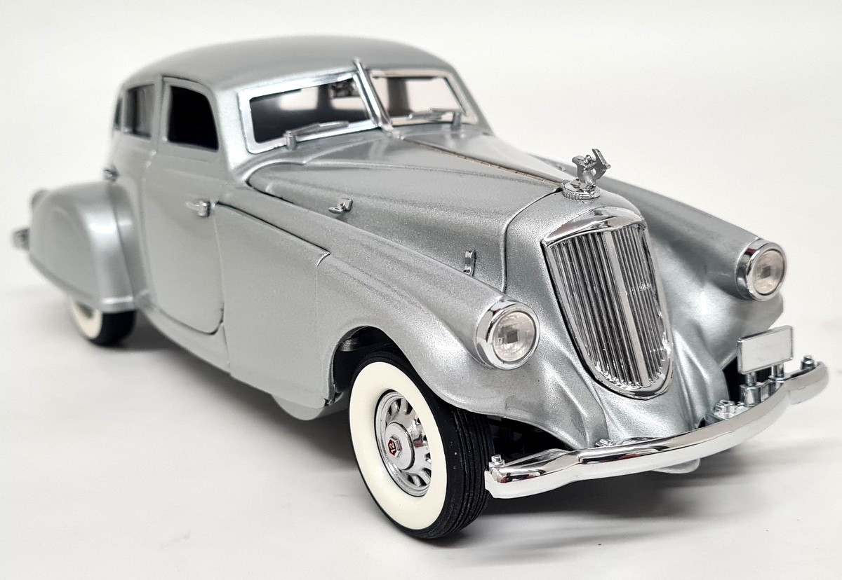 Danbury 1/24 Pierce Silver Arrow 1933 Silver Diecast Scale Model Car