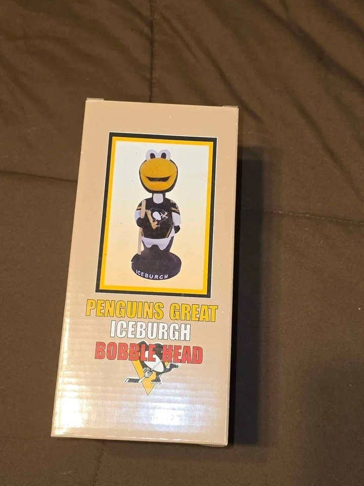 Pittsburgh Penguins Bobblehead NHL Iceburgh Black Jersey Mascot SGA 2003 w/box - Image 4 of 4