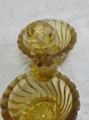 Ravier double ancien en verre moulé ambre – condimentier / saleron vintage - Photo 1/4