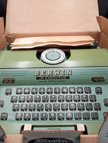 1940’s VTG BERWIN JR. EXECUTIVE GREEN TYPEWRITER TIN LITHO TOY,ORIGINAL BOX RARE - Picture 2 of 6
