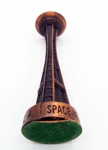 Seattle Space Needle metallo vintage souvenir da viaggio 5 pollici fondo feltro verde - Foto 11 di 14