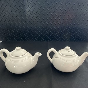 Set of 2 White Ceramic Teapots, Glossy Finish, Lids Included, Handles