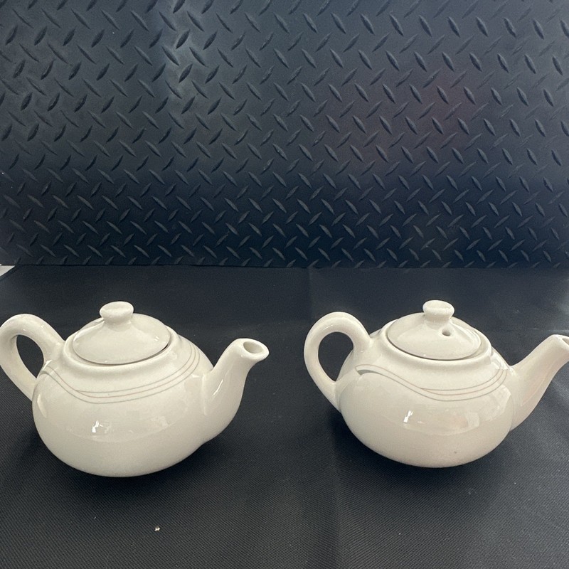 Set of 2 White Ceramic Teapots, Glossy Finish, Lids Included, Handles