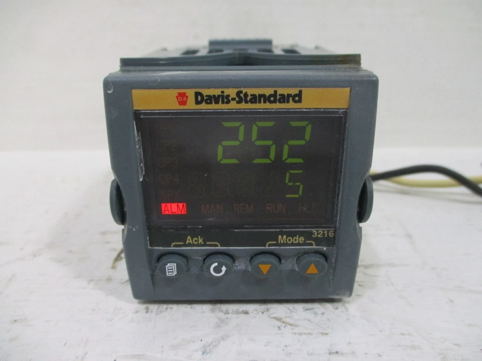 Controlador de temperatura programable Eurotherm 3216/CC/VH/LRXX/R estándar Davis Foto 2 de 4