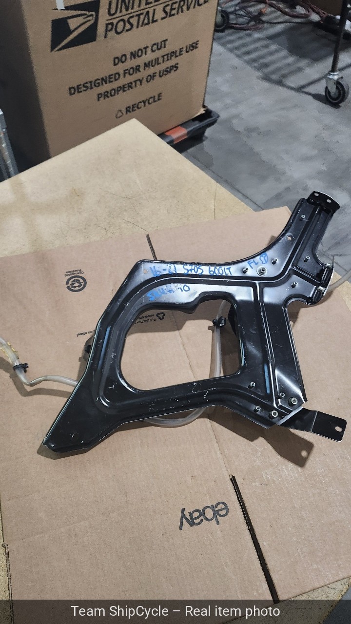 U23591 McLaren 570S 600LT Front Left Duct Mount Bracket 13AA767CP 2016   G3D