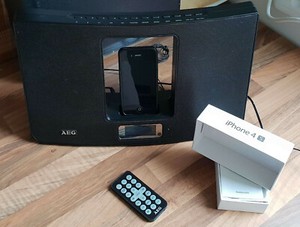 Apple iPhone 4S A1387 16GB mit Lautsprecher AEG IMS4439 Docking Station AUXRadio