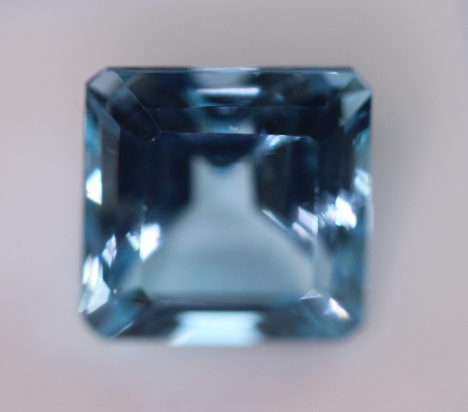 Topaze Bleue du Brésil 11 ct gemme éclatante pour vos soirées d'été