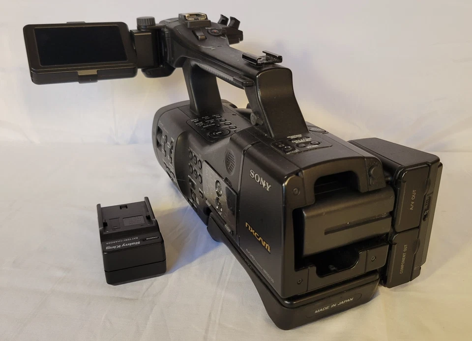 Sony NEX-EA50U Full HD Super 35 Digital Video Camcorder With Battery & Charger - Image 2 of 4