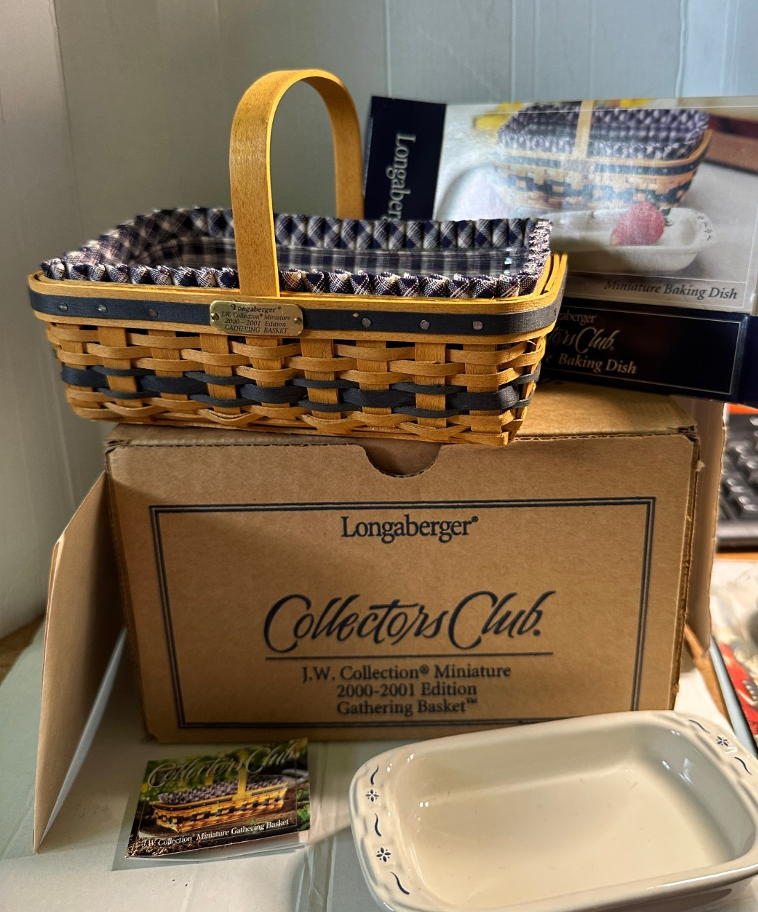 2000 - 2001  Longaberger Collectors Club Gathering Basket NIB