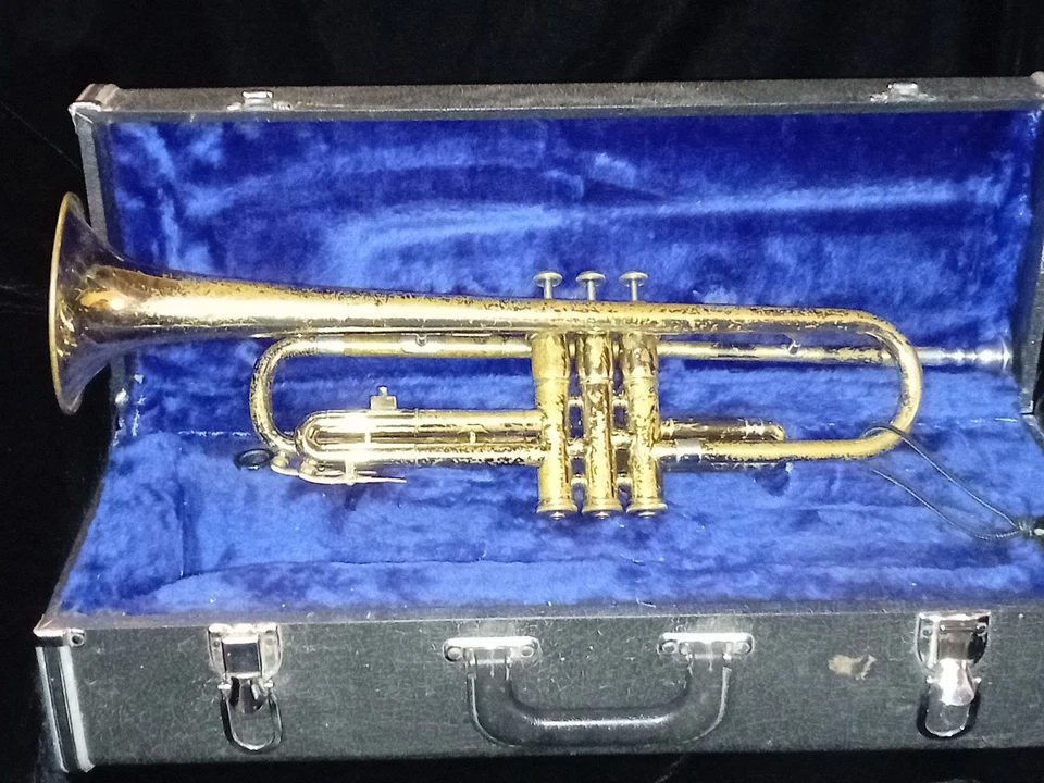 Olds Trumpet (#403508) w Case & Supporting Gear 1949 - Image 2 of 4