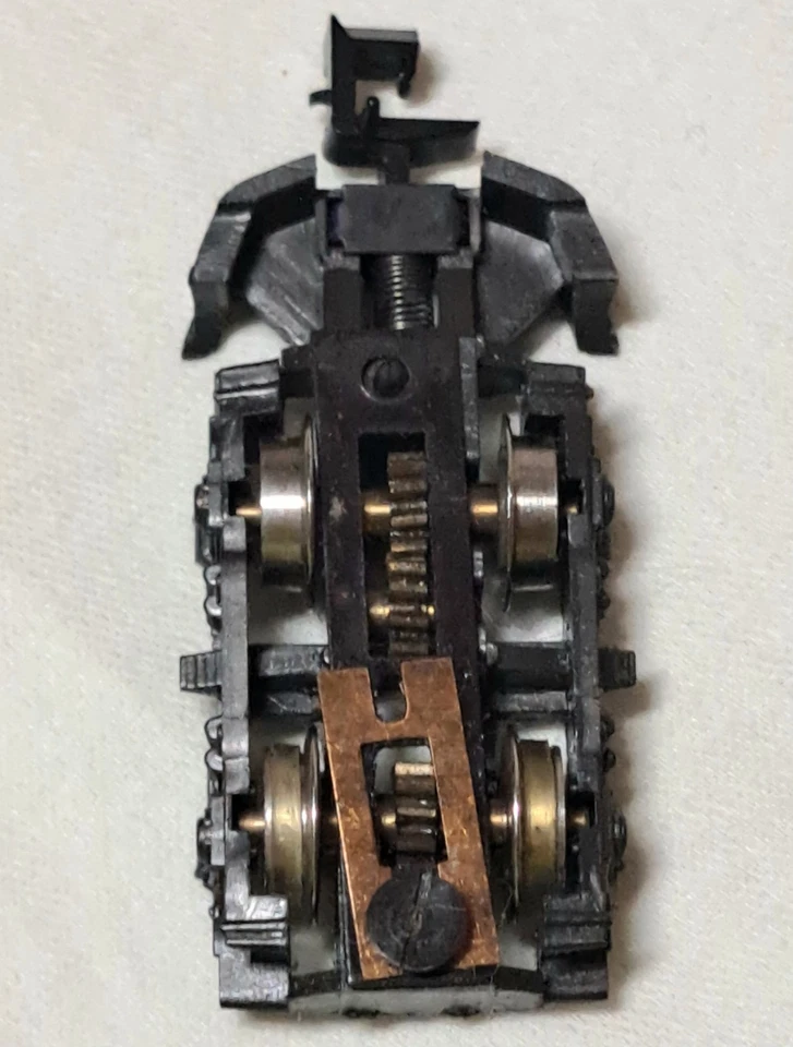 Lote de piezas de locomotora de tren Atlas Aurora Minitrix Trix escala N ruedas resortes nuevo de stock Foto 2 de 4