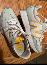 Women  s size 6 New Balance 327 Sneakers mint color