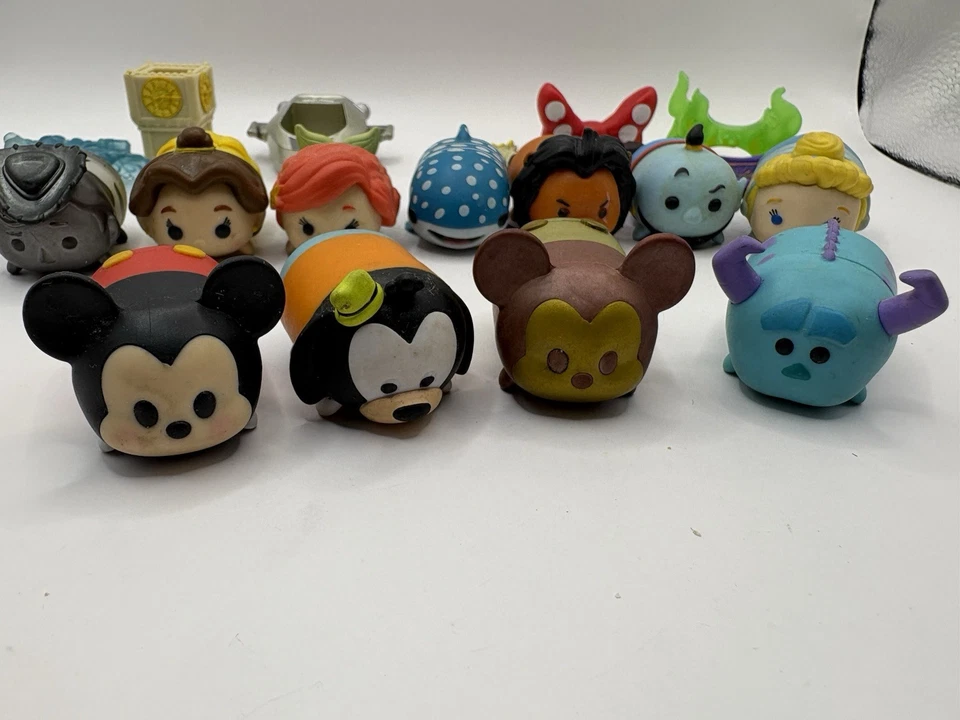 Lote de 11 figuras Disney Tsum Tsum Silver Woody, Sulley, Scar, Gold Mickey, Goofy Foto 2 de 4