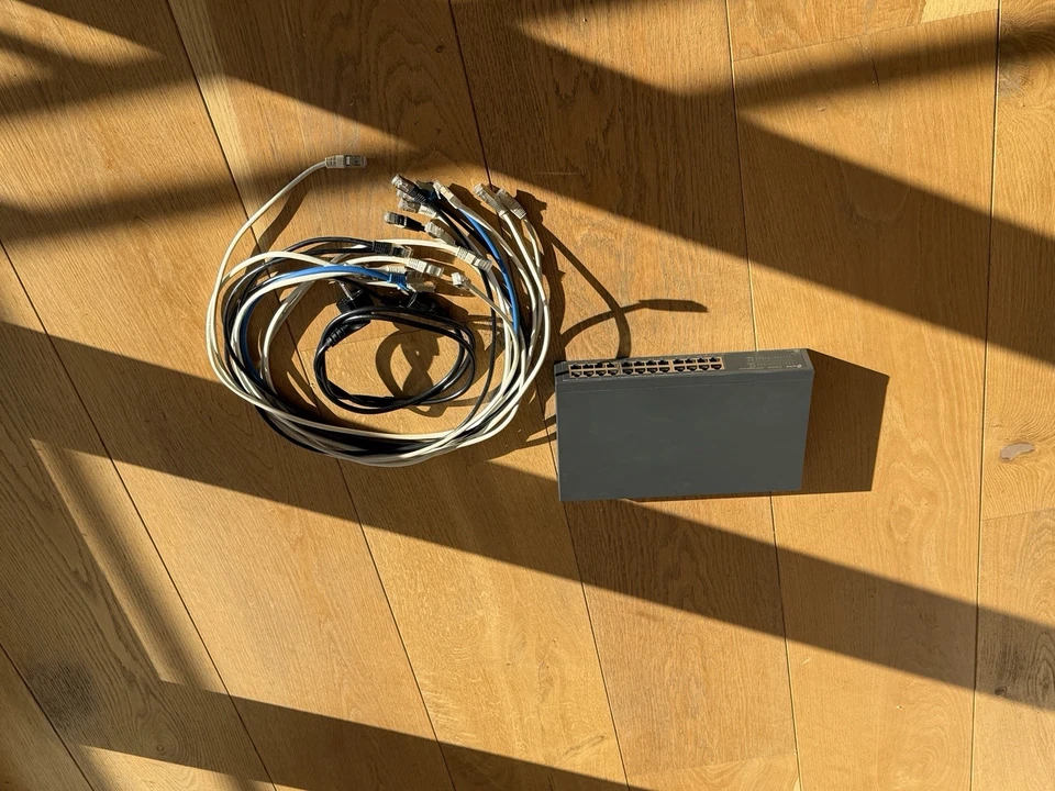 TP-Link TL-SG1024D 24-Port Gigabit Switch + 10 LAN-Kabel (1 m)