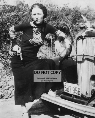 BONNIE PARKER LEGENDARY AMERICAN CRIMINAL ''BONNIE & CLYDE'' - 8X10 PHOTO (MW218)