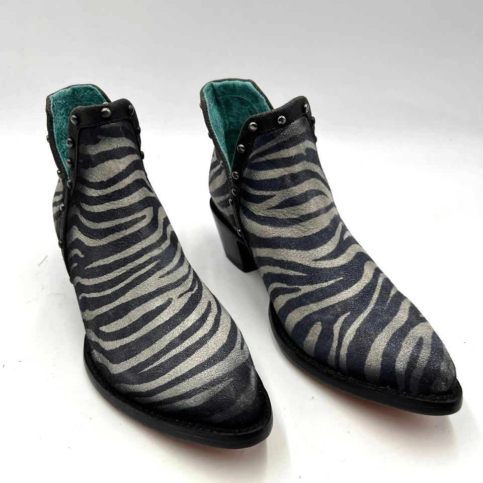 Botín Corral para mujer blanco y negro con tachuelas con estampado de cebra punta en J talla 7,5 M  Foto 2 de 4