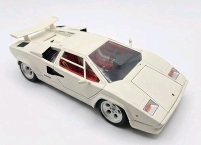 ブラーゴ製 Lamborghini Countach (1988) 1/18 Bburago White 1988 Lamborghini Countach 1:18 Scale Made in Italy