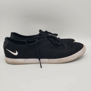 black casual tennis shoes