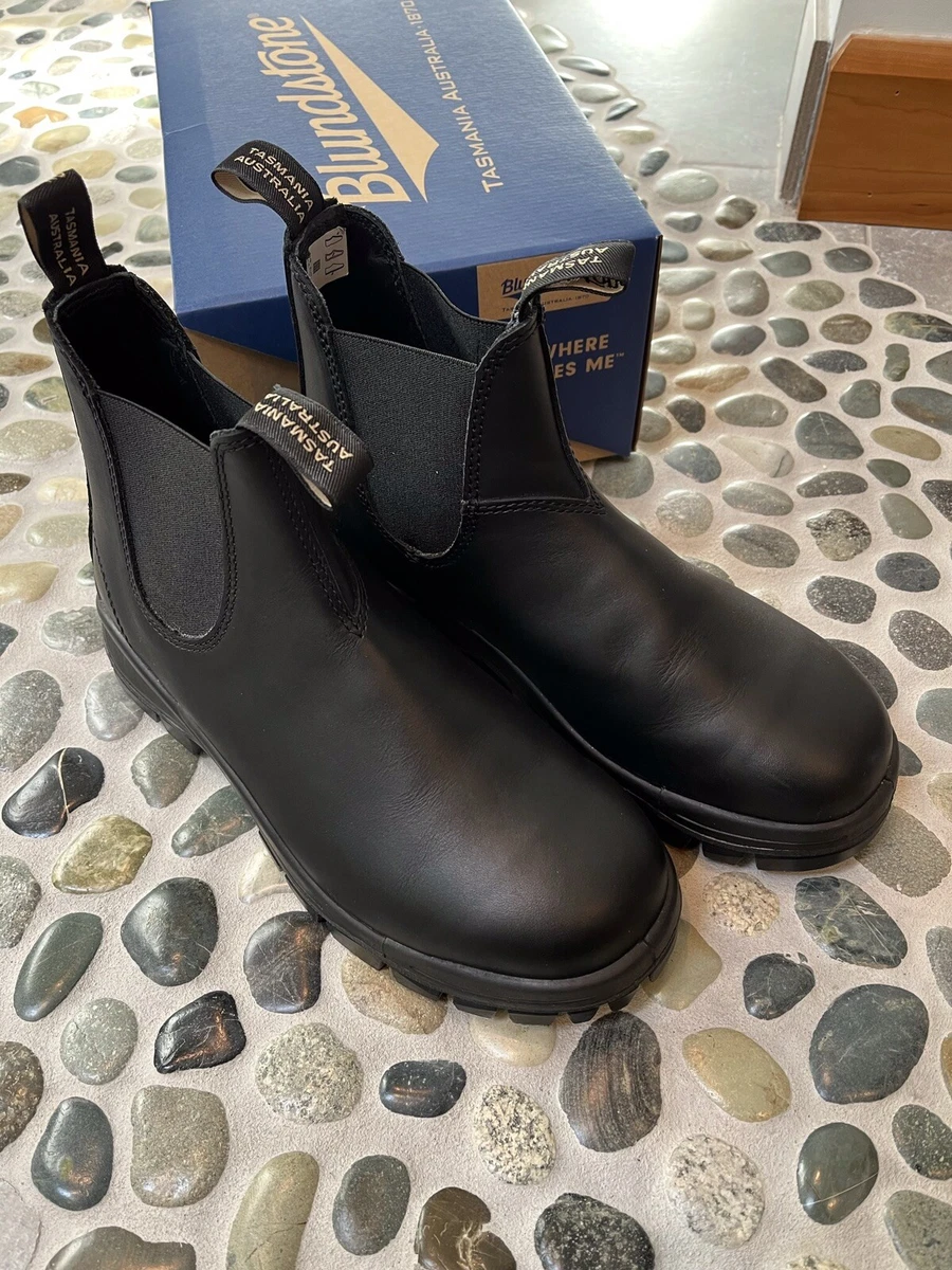 Pebbled black blundstones hotsell