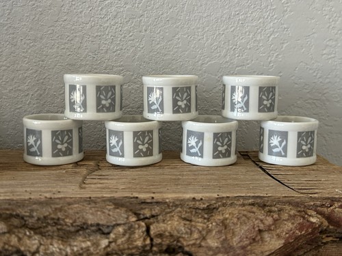 Set (7) Town & Country Linen Ceramic Napkin Rings Floral Print Gray & White 741 - Picture 8 of 10