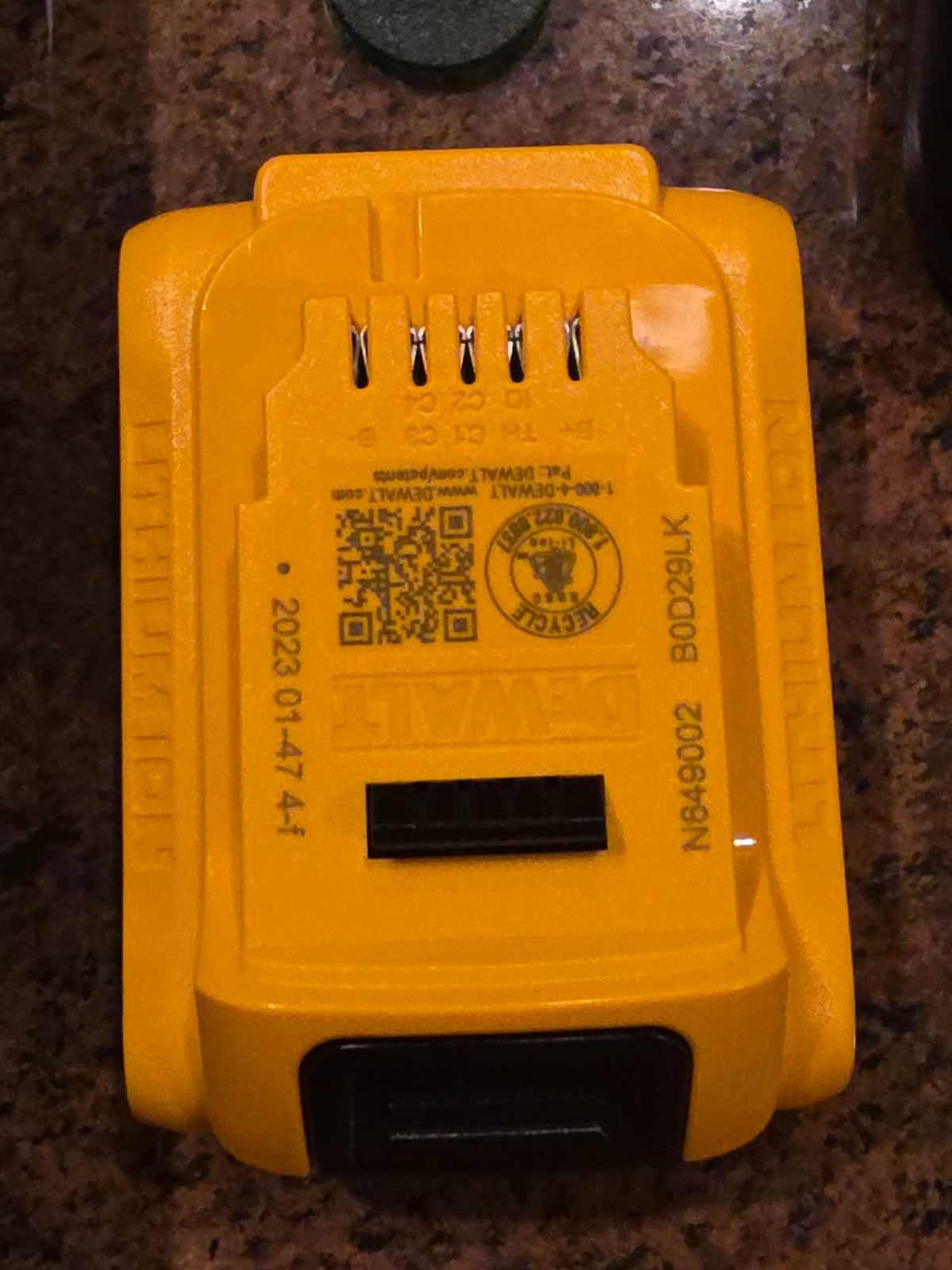 DEWALT DCLE34021D1 20V MAX Li-Ion Cordless Green Cross Line Laser Kit