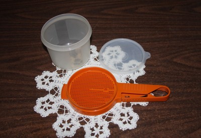 TUPPERWARE POWDERED SUGAR / FLOUR SIFTER SET (#1689)