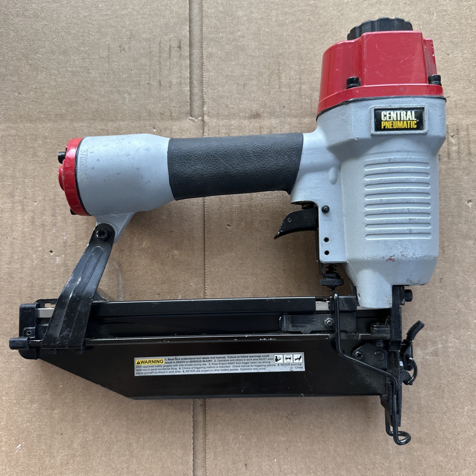 CENTRAL PNEUMATIC Air Finish Nailer 16 Gauge Model 69575