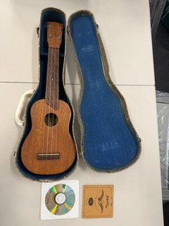 KAMAKA UKULELE W/ originalmv CASE.