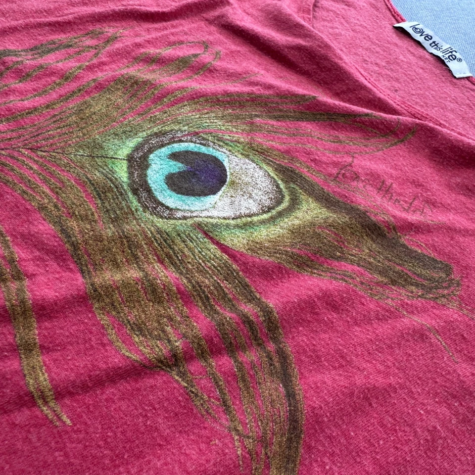 Camiseta sin mangas Love This Life para mujer grande roja boho gráfica fluida pluma de pavo real Foto 3 de 4