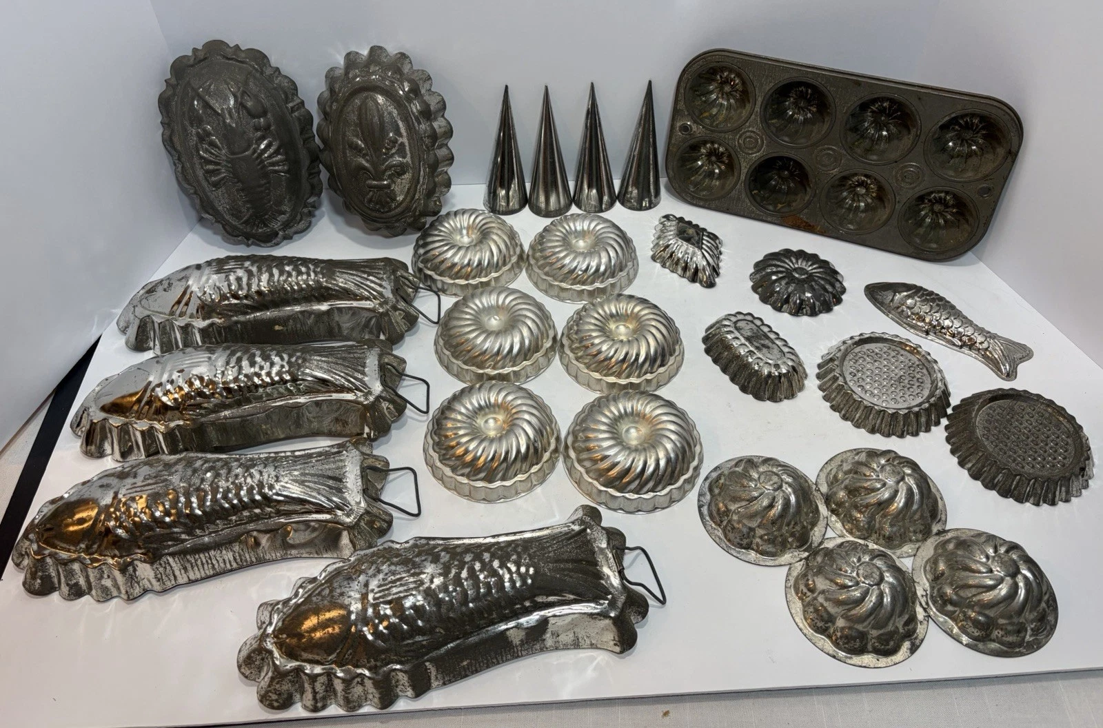 Vintage Kitchen Mold Bakeware Lot 24pc Fish Gelatin Tart Tin Bundt Gem Pan Decor
Opens in a new wind