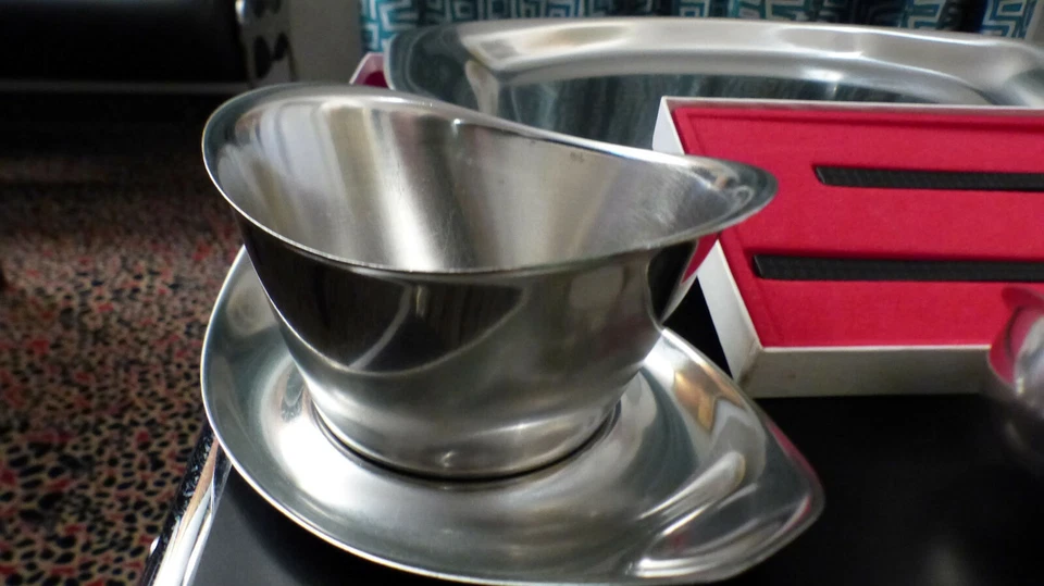 WMF Design, etwa 80er Jahre, Vorlegeplatte, Salatbesteck, Sauciere, Cromargan, e - Bild 3 von 4