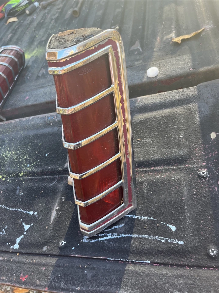 Lincoln Mark V 1977 1978 1979 5 luces traseras pasajero derecho trasero 77 78 79 bonito Foto 3 de 4