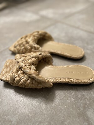 【BOTTEGA VENETA】アダム フラットサンダル ラフィアポンポン Bottega Veneta Adam Napa Sandals with Raffia Flower
