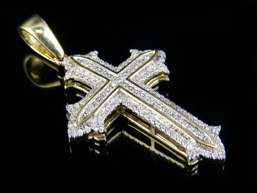 Colgante con dije en forma de cruz de diamantes de corte redondo de 3 quilate...