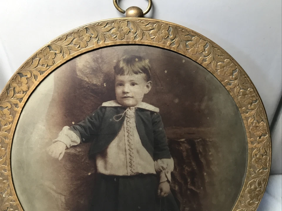 "Fantástico marco de metal ovalado de 6"" para niño pequeño con vestido de época monedero foto en lata" Foto 2 de 4