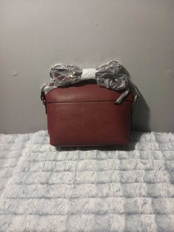 ¡NUEVO CON ETIQUETAS! Cartera Bandolera Trina Turk Color Vino Cuero Vegano Cremallera Precio de venta sugerido por el fabricante $48 Foto 2 de 4